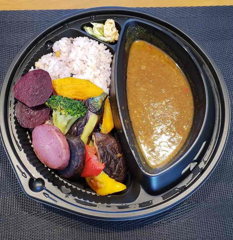 足利市の菜七彩(なないろ)のゴロゴロ野菜のひき肉カレー弁当の写真